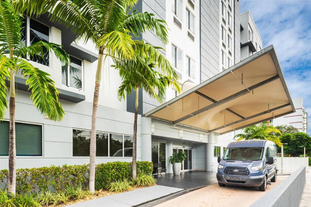 une camionnette garée devant un bâtiment dans l'établissement SpringHill Suites Miami Downtown/Medical Center, à Miami