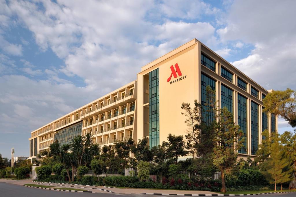 un bâtiment avec un panneau d'aania sur son côté dans l'établissement Kigali Marriott Hotel, à Kigali