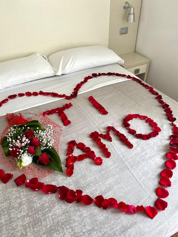 Postel nebo postele na pokoji v ubytování Hotel Saint Louis