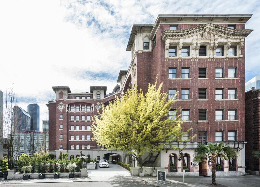 un gran edificio de ladrillo rojo con un árbol delante de él en Hotel Sorrento, en Seattle