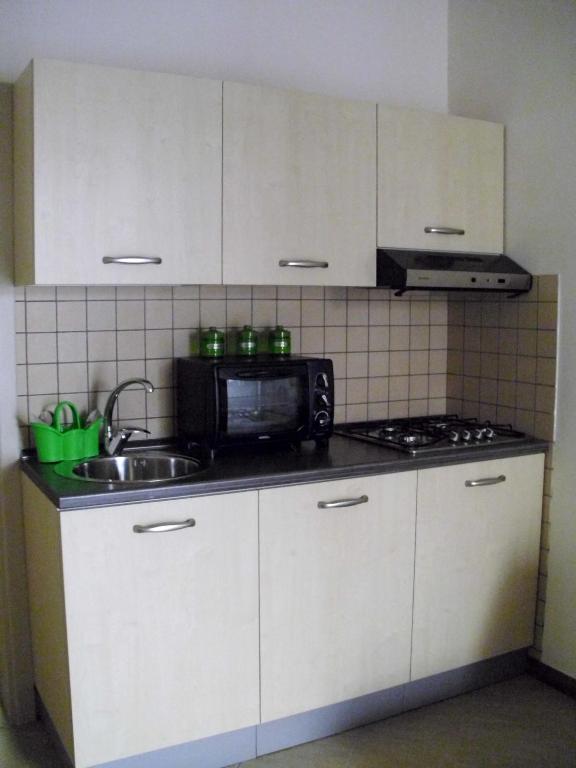 Kuchyňa alebo kuchynka v ubytovaní Bilocale al Centro