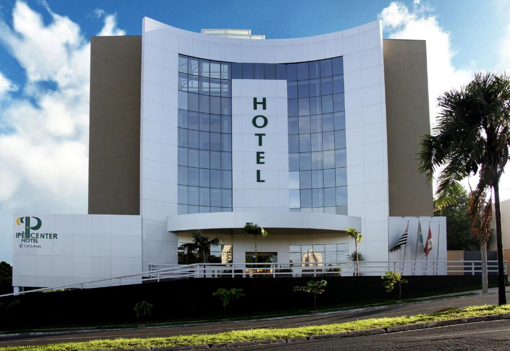 Ein weißes Gebäude mit einem Schild drauf. in der Unterkunft Ipe Center Hotel in Sao Jose do Rio Preto