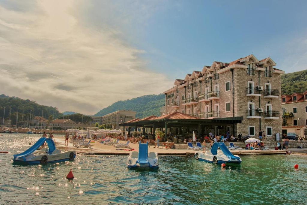 un grupo de toboganes de agua en el agua de un complejo en Hotel RR, en Herceg-Novi