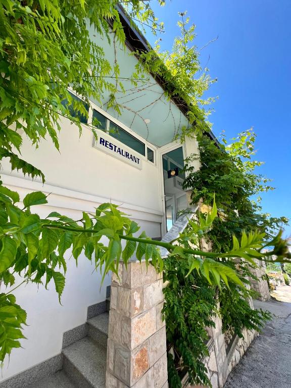 Το κτήριο όπου στεγάζεται  το διαμέρισμα