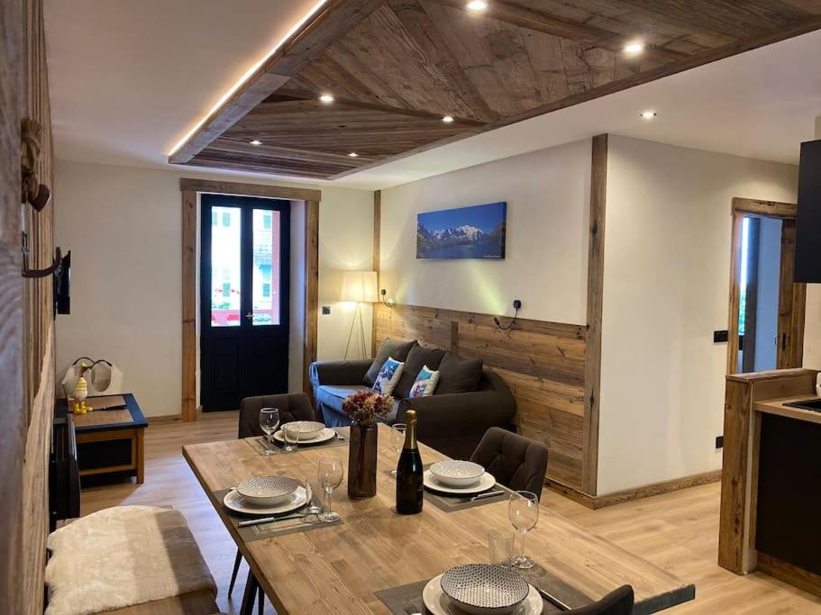 uma sala de estar com uma mesa e um sofá em Appartement Saint-Gervais-Les-Bains em Saint-Gervais-les-Bains