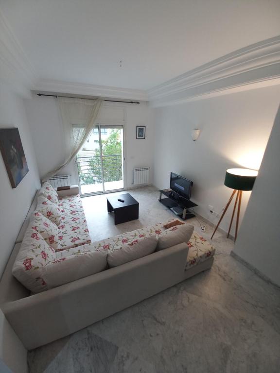 un soggiorno con un grande letto e una finestra di Confort Inn Lac 2 a Tunisi