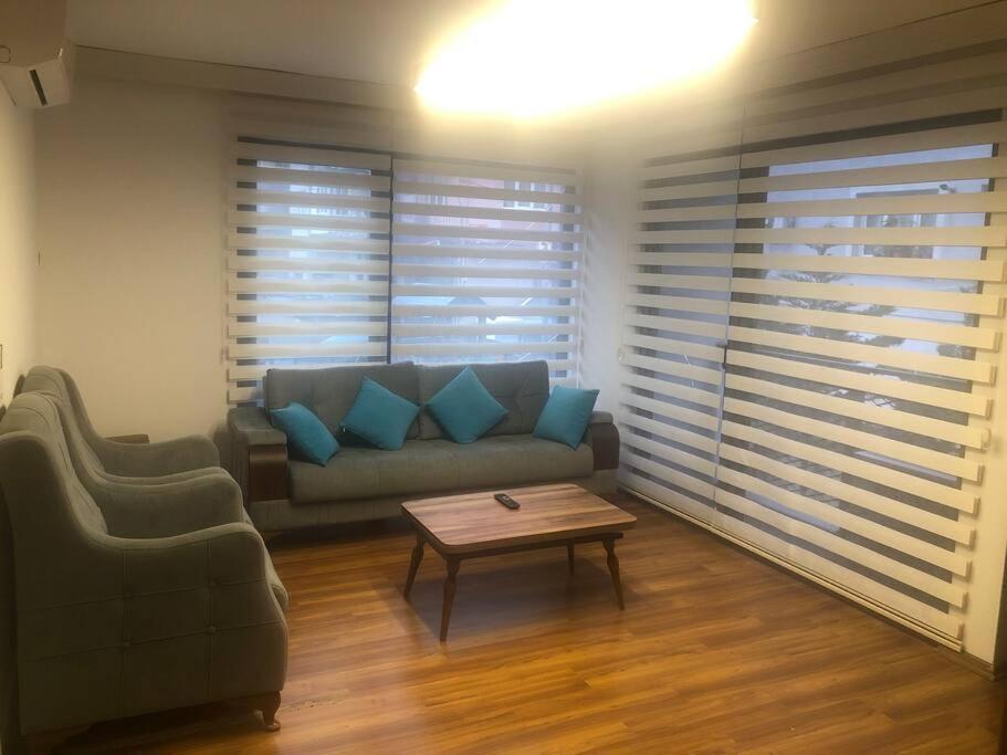 uma sala de estar com um sofá e uma mesa de centro em Furnished Apartment for rent em Istambul