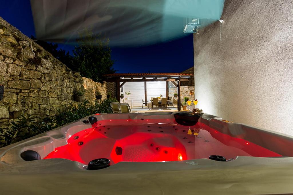 Fotografie z fotogalerie ubytování CASA MARIO-charming stone house with jacuzzi v destinaci Svetvinčenat