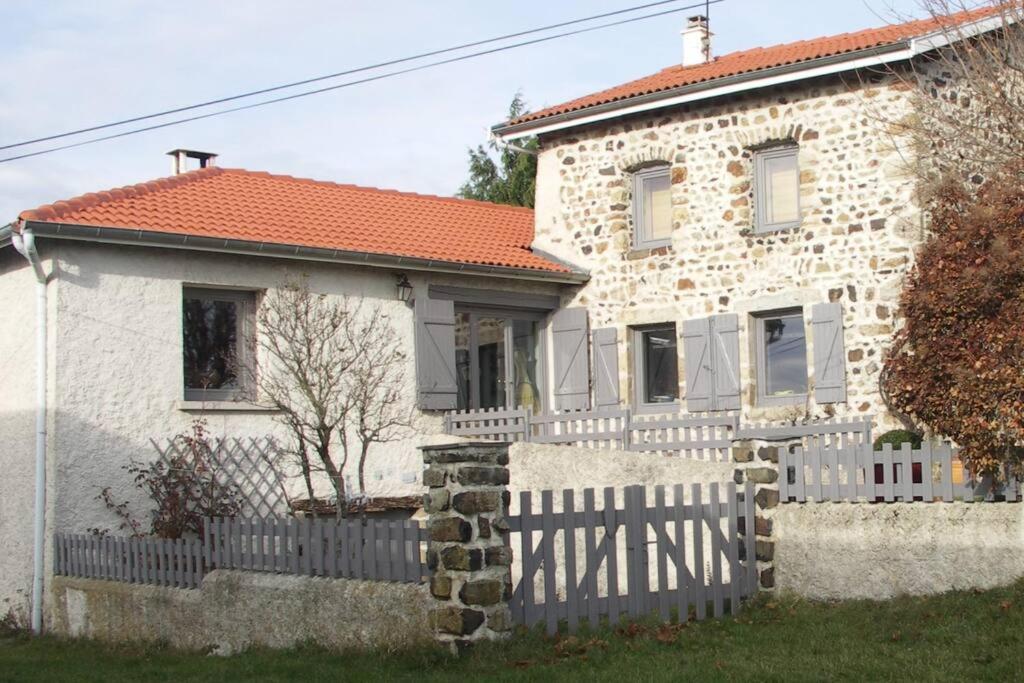 une maison blanche avec une clôture devant dans l'établissement Maison au calme, à Eyravazet