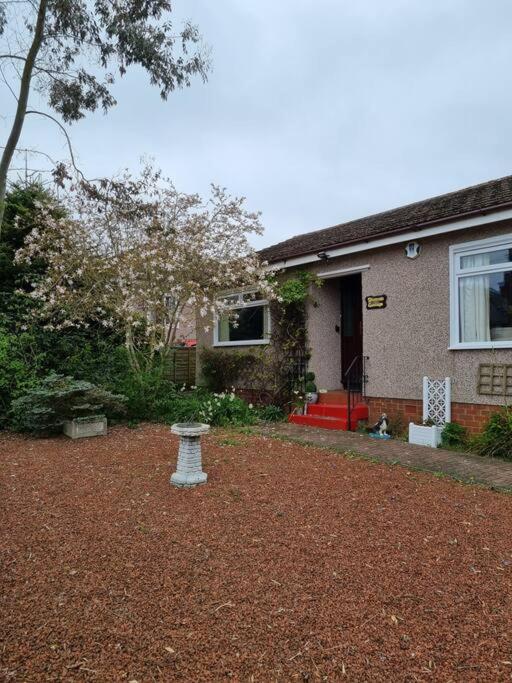 uma casa com um banco no quintal da frente em Shunters Cottage em Darnick