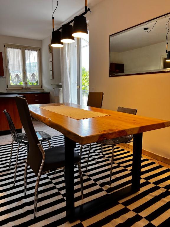 una sala da pranzo con tavolo e sedie in legno di Charm Casa Fabiale a Garda