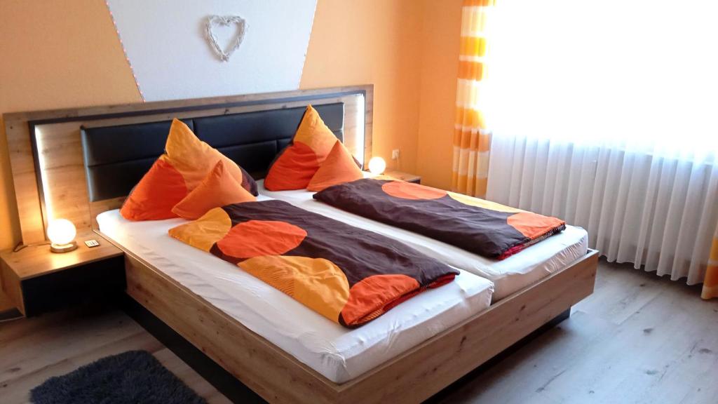 Bett mit Kissen darauf in einem Zimmer in der Unterkunft Familie Sattler in Pappenheim