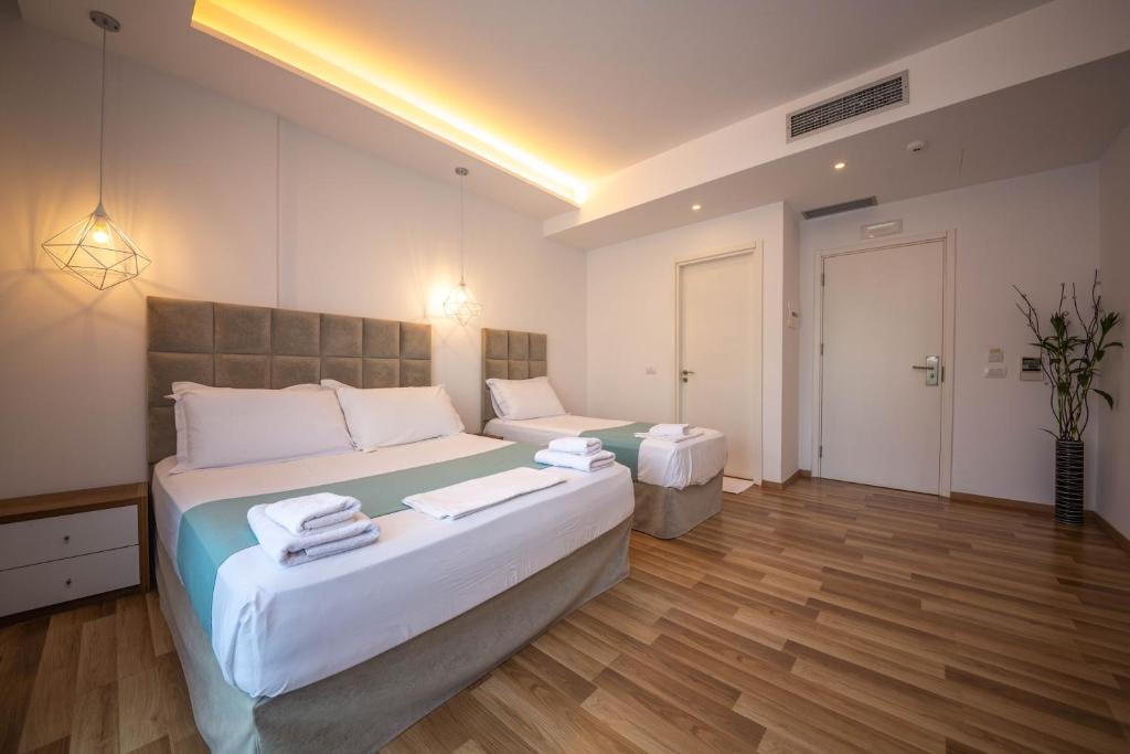 Una cama o camas en una habitación de Bianco Hotel