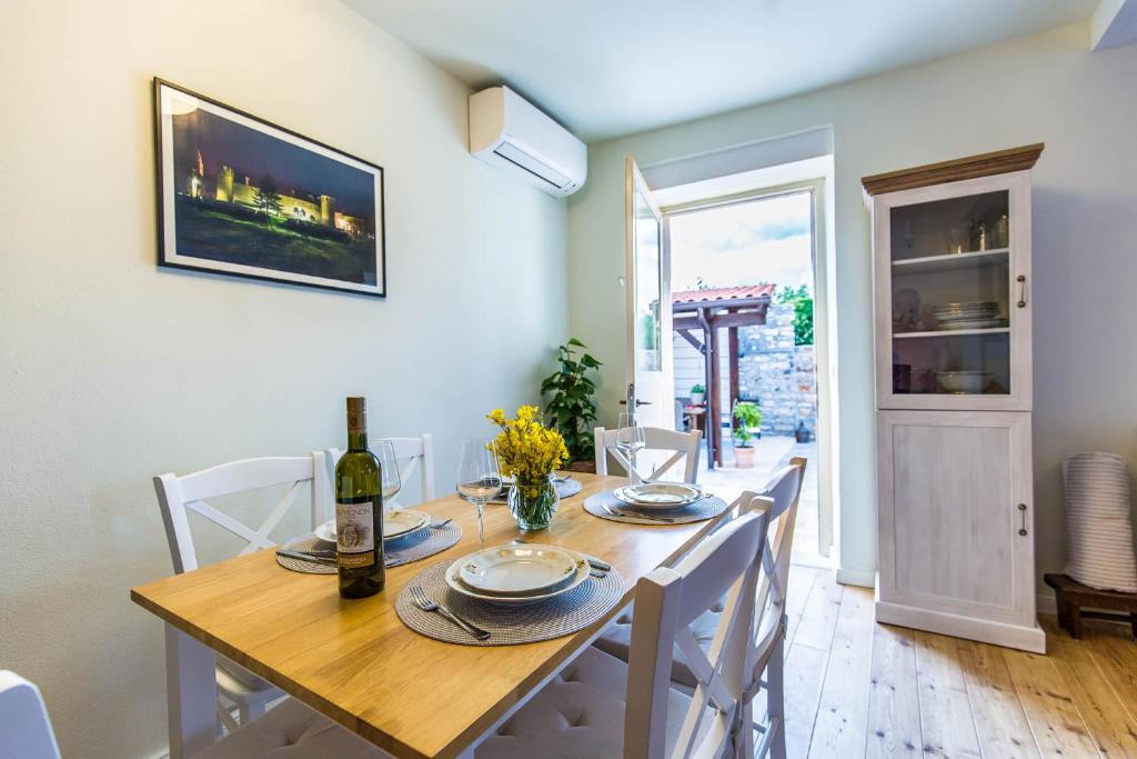 Fotografie z fotogalerie ubytování CASA MARIO-charming stone house with jacuzzi v destinaci Svetvinčenat