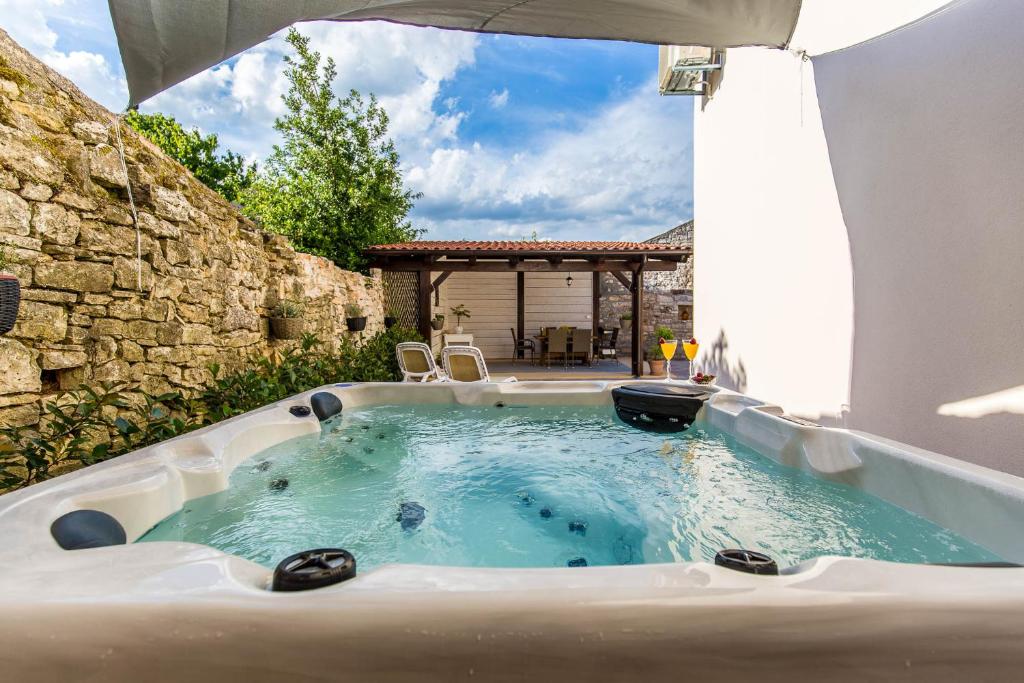 una bañera de hidromasaje en CASA MARIO-charming stone house with jacuzzi en Svetvinčenat