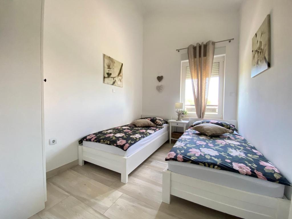 Postel nebo postele na pokoji v ubytování Villa Divina with private heated pool