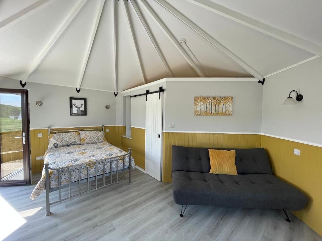 Postel nebo postele na pokoji v ubytování AC/DC Glamping