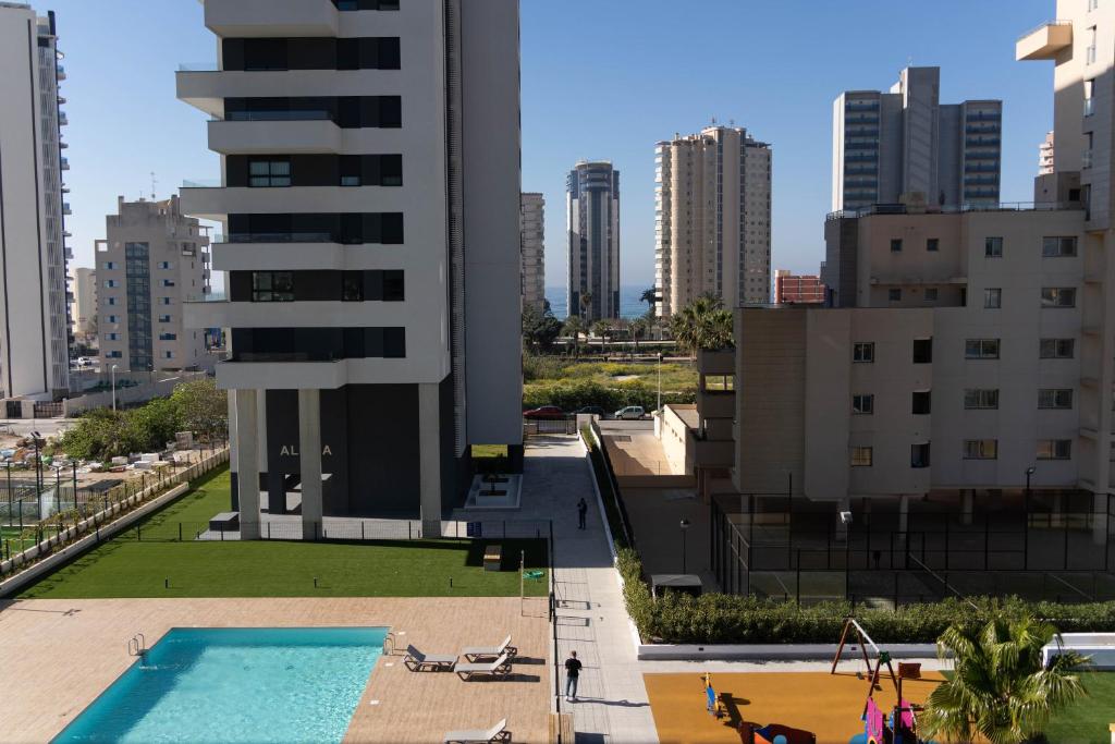 uma piscina no telhado de um edifício em Apartamento Nuevo Alexia 1 4 1 en Calpe em Calpe