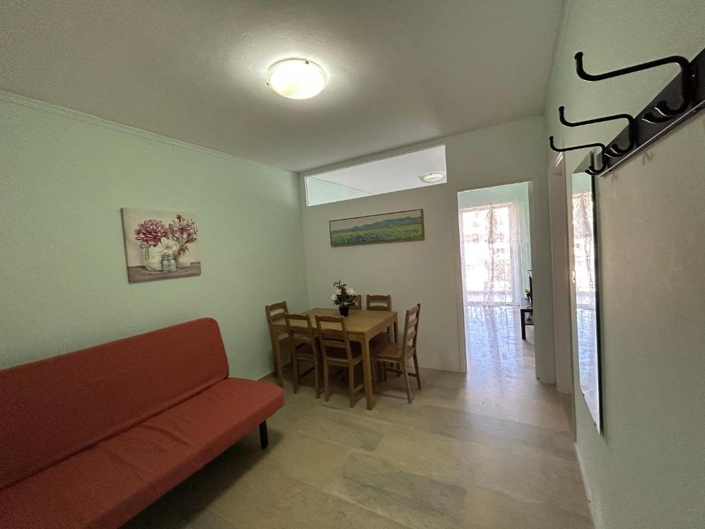 sala de estar con sofá y mesa en Sun Beach Apartment en Anavissos