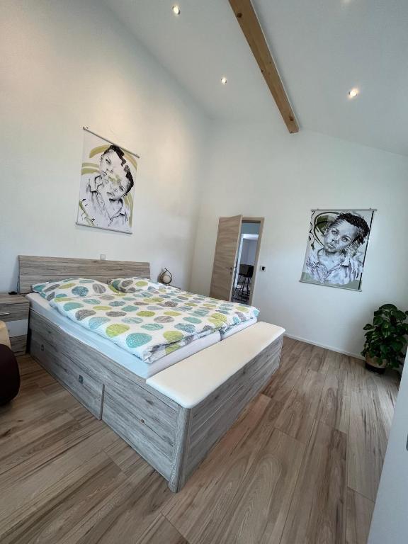 Postel nebo postele na pokoji v ubytování Ferienwohnung "Moseltraum" Ensch