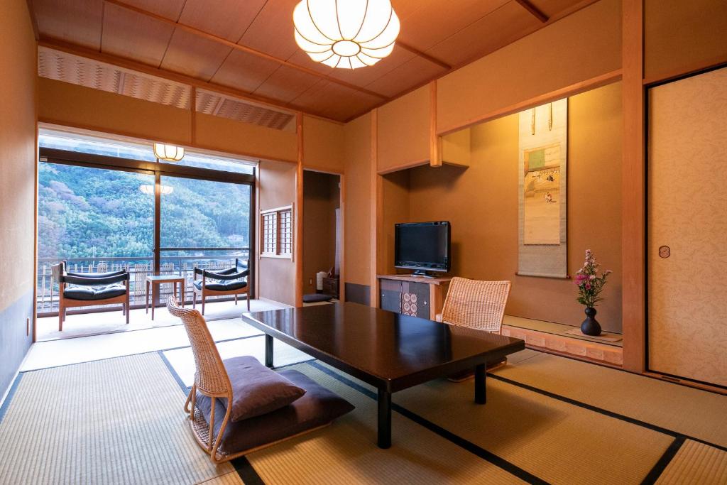 TV a/nebo společenská místnost v ubytování Fukiya Ryokan