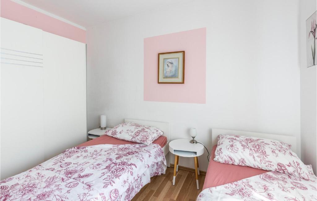 Posteľ alebo postele v izbe v ubytovaní 3 Bedroom Stunning Home In Kastav