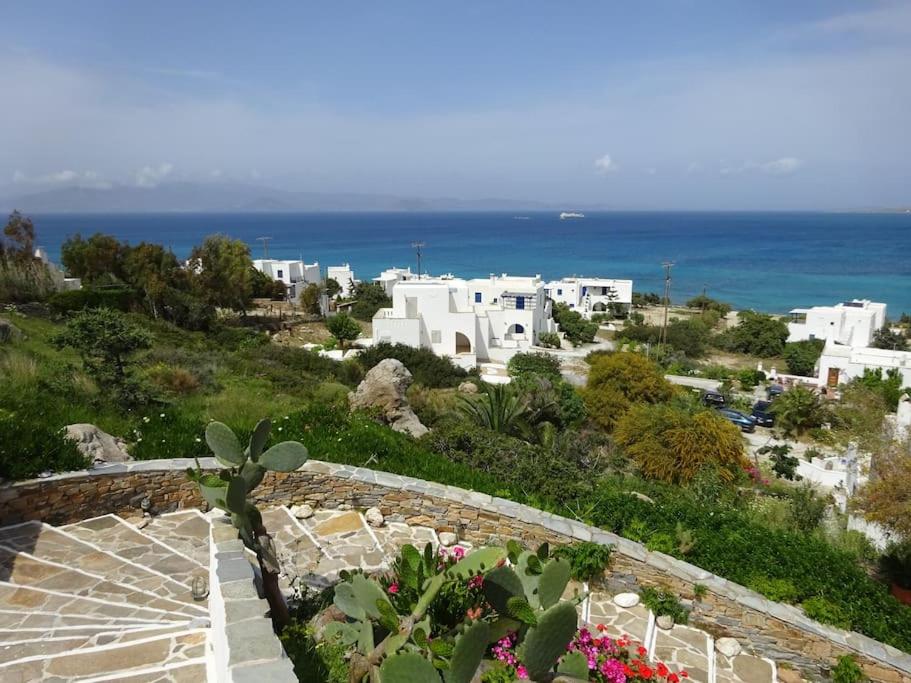 - une vue sur la ville avec ses bâtiments blancs et l'océan dans l'établissement Studio Naxos Orkos plage, à Naxos Chora