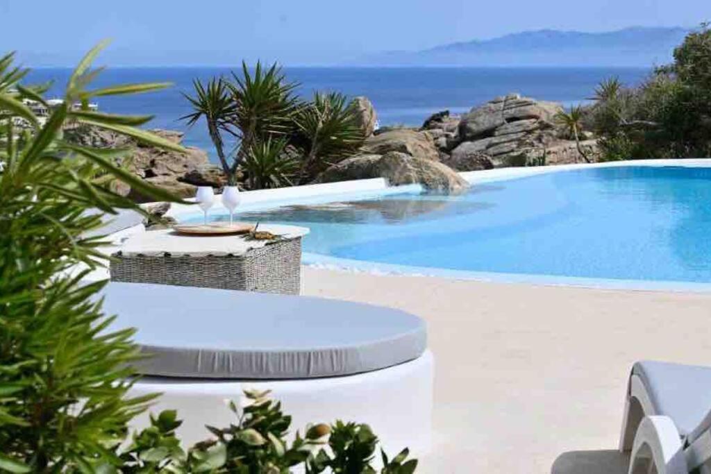 einen Pool mit Meerblick in der Unterkunft Paraga Scorpios area Villa2 by CalypsoSunsetVillas in Paradise Beach