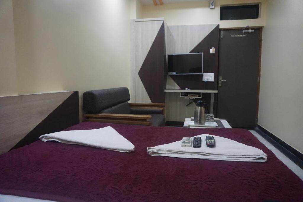 Postel nebo postele na pokoji v ubytování Hotel Gujrat