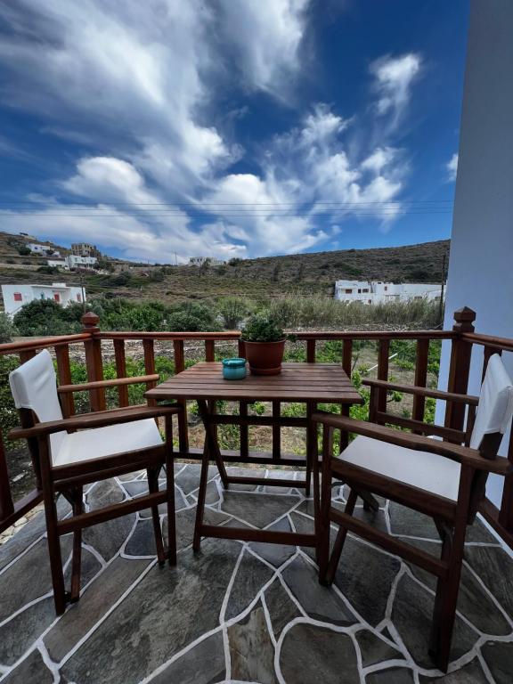 - Balcón con mesa de madera y 2 sillas en Sifnos Valley, en Faros