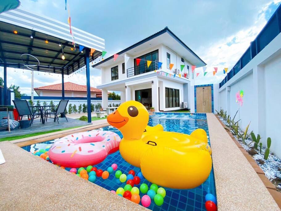 une piscine avec des canards et des balles gonflables dans une maison dans l'établissement Fhamai Pool Villa Pattaya (บ้านฟ้าใหม่ พูลวิลล่า), à Ban Huai Yai
