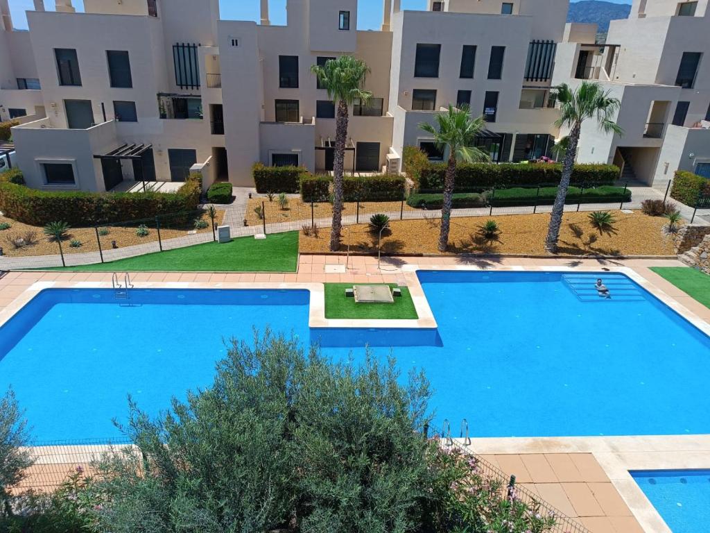 una grande piscina di fronte a un edificio di Apartamento Holydais Monica a Murcia