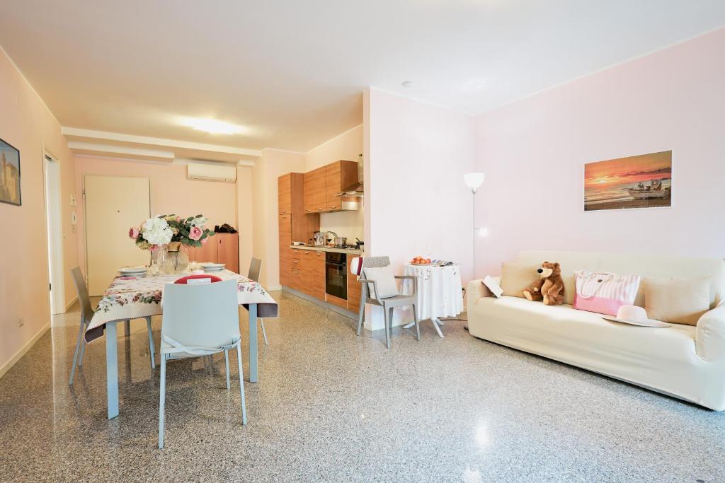 salon z kanapą i stołem w obiekcie Discover Tortoreto w mieście Tortoreto Lido