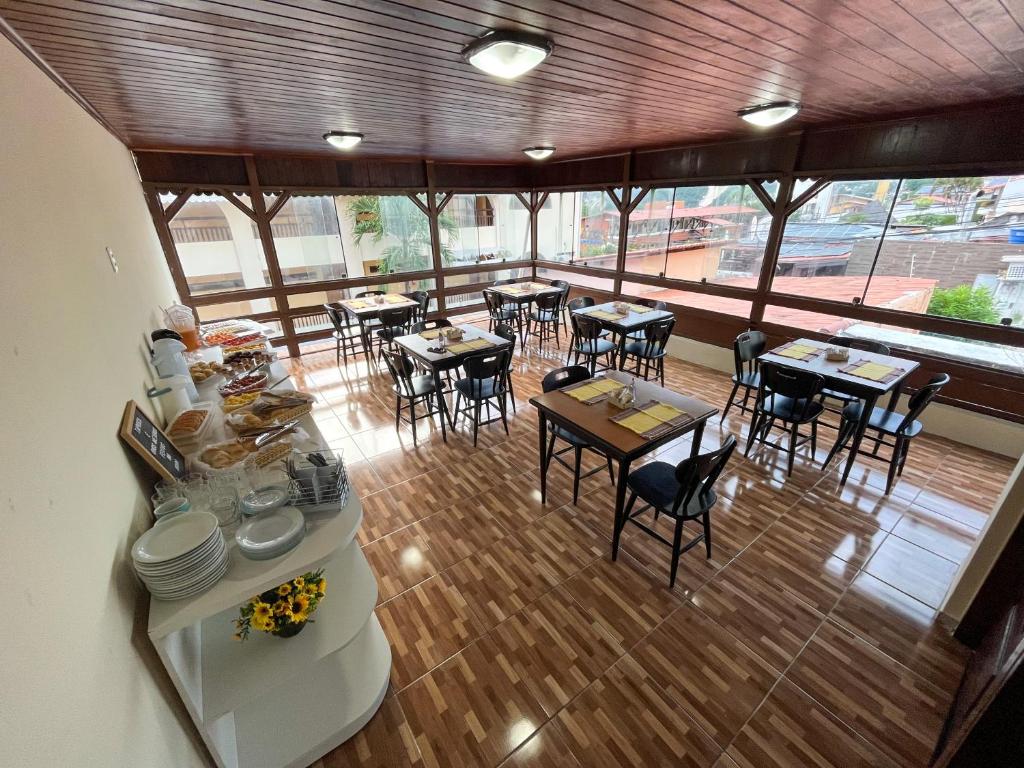 uitzicht op een restaurant met tafels en stoelen bij Pousada Recanto de Ponta Negra in Natal