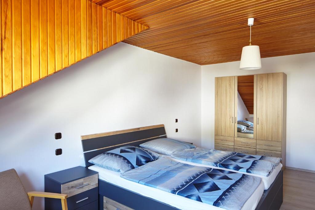 een slaapkamer met een groot bed met een houten plafond bij Ferienwohnung Mendgen mit Panoramablick in Bernkastel-Kues