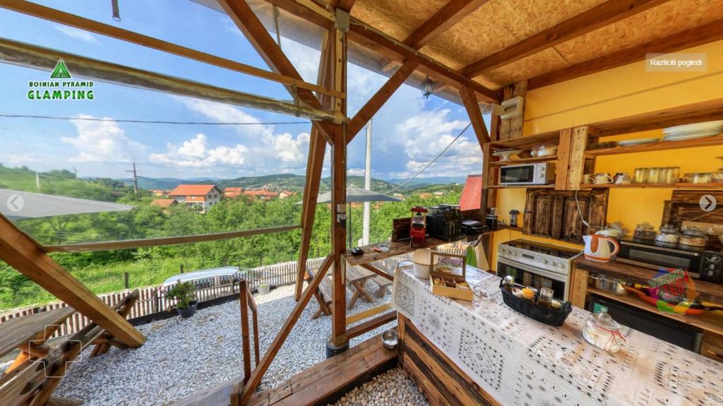Balkón nebo terasa v ubytování Bosnian Pyramid Glamping