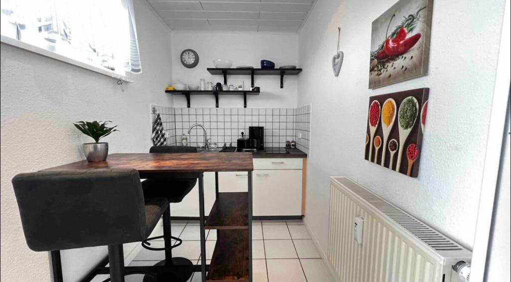 uma cozinha com uma mesa de madeira num quarto em 1-Zimmer Apartment im Zentrum em Wilhelmshaven