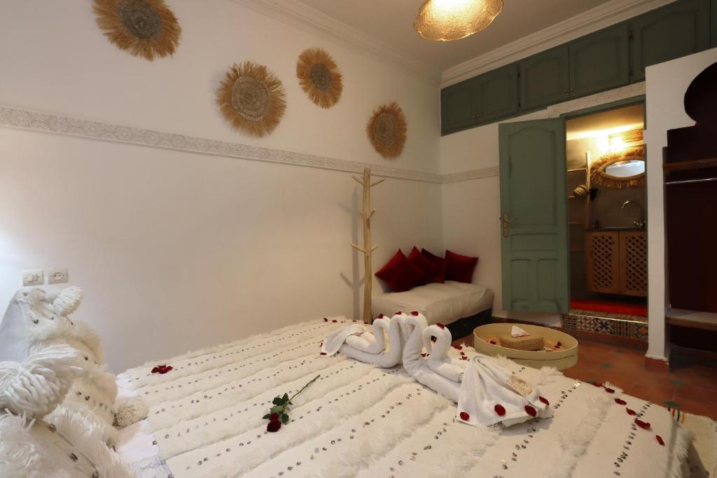 Postel nebo postele na pokoji v ubytování RIAD CHOUKRI