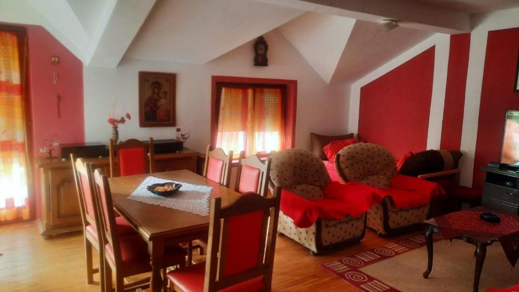 ein Wohnzimmer mit einem Tisch und einem Esszimmer in der Unterkunft Stan za iznajmuvanje so parking,blisku do centar. in Kumanovo