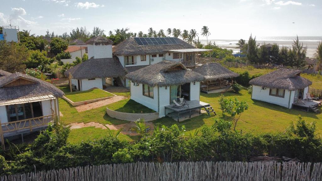 una vista aérea de una casa con techo de paja en Tatadise, en Tatajuba