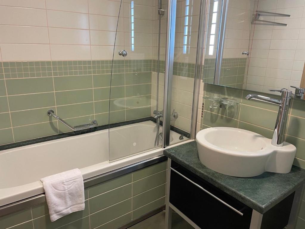 ein Badezimmer mit einem Waschbecken und einer Badewanne in der Unterkunft private apartments in Emerald in Rawda