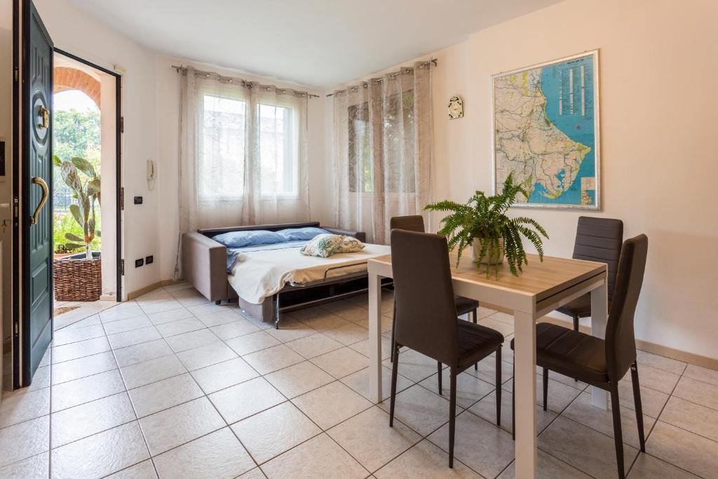 ein Wohnzimmer mit einem Tisch und einem Bett in der Unterkunft Casa Jennifer nel Delta del Po in Taglio di Po