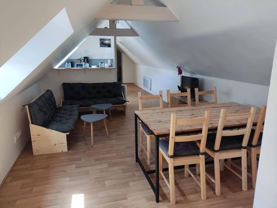 sala de estar con mesa de madera y sofá en Le cœur Valericain 4, en Saint-Valery-sur-Somme