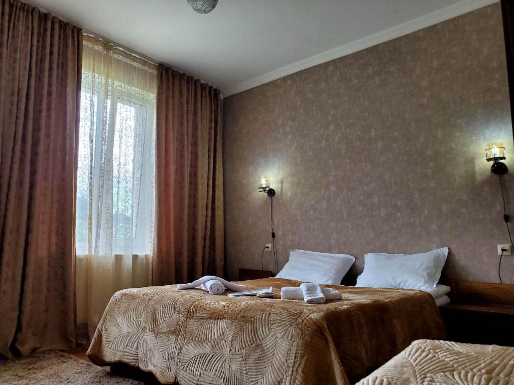 Postel nebo postele na pokoji v ubytování Kazbegi Guest House