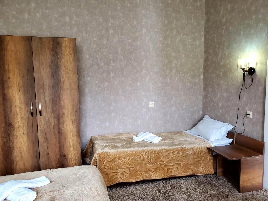 Postel nebo postele na pokoji v ubytování Kazbegi Guest House