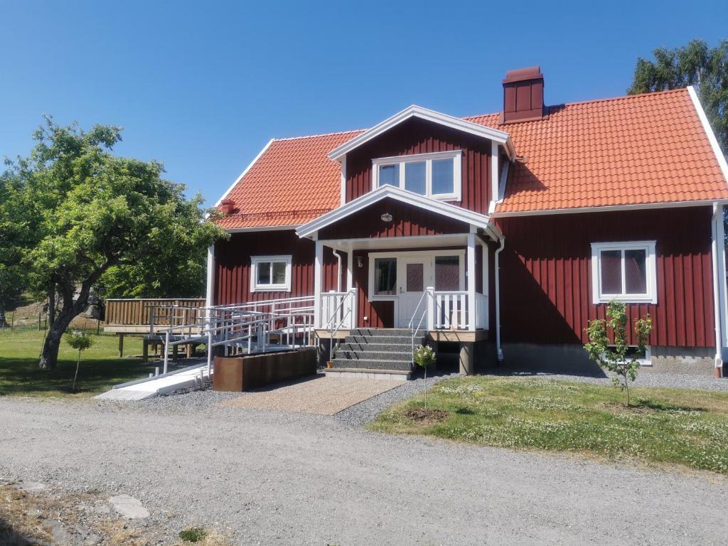 una casa roja con techo rojo en Äppelgården en Sollebrunn