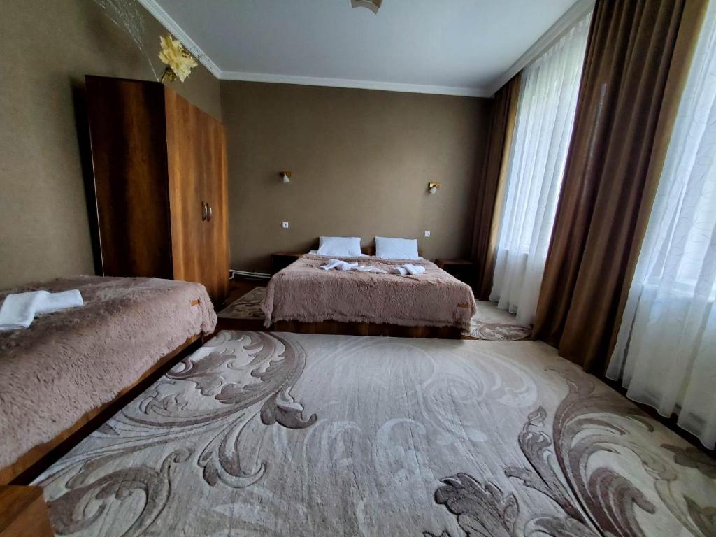 Postel nebo postele na pokoji v ubytování Kazbegi Guest House