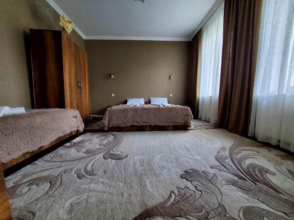 Postel nebo postele na pokoji v ubytování Kazbegi Guest House