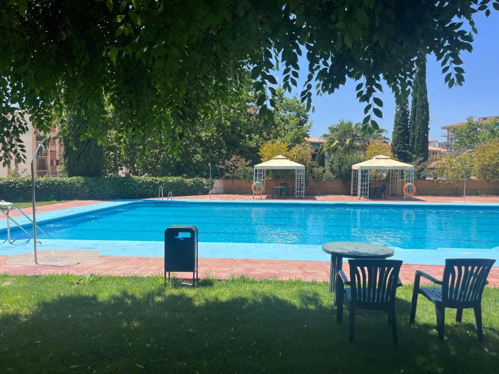 Bazén v ubytování PISO JUNTO PALACIO CONGRESOS Y METRO, CENTRICO CON PISCINA nebo v jeho okolí