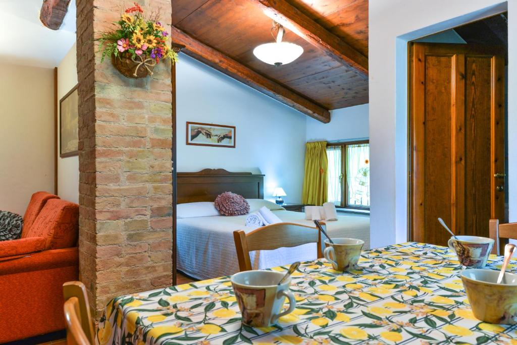 Un comedor con una mesa y un dormitorio. en 35-Casa Turrini Amiata, Aria condizionata, Val d'Orcia, Toscana, Sport, Natura, en Castel del Piano